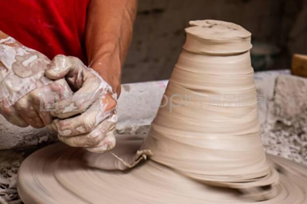 在哥伦比亚的拉奎拉小镇的一家传统工厂里,陶瓷制品的加工过程